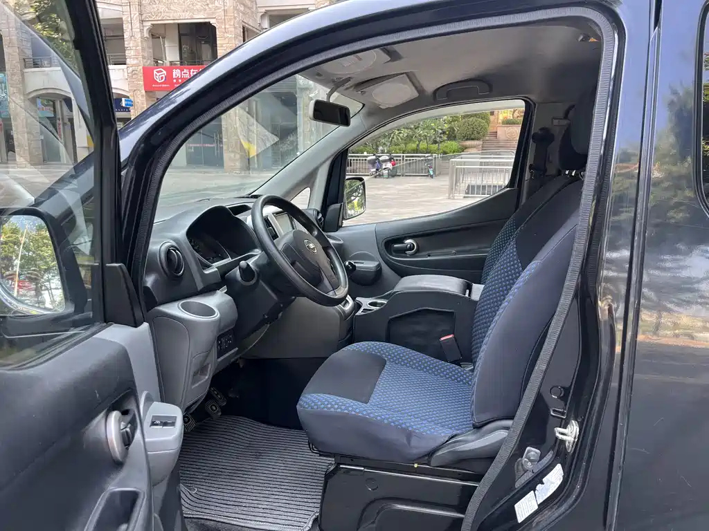 NISSAN NV200 2013