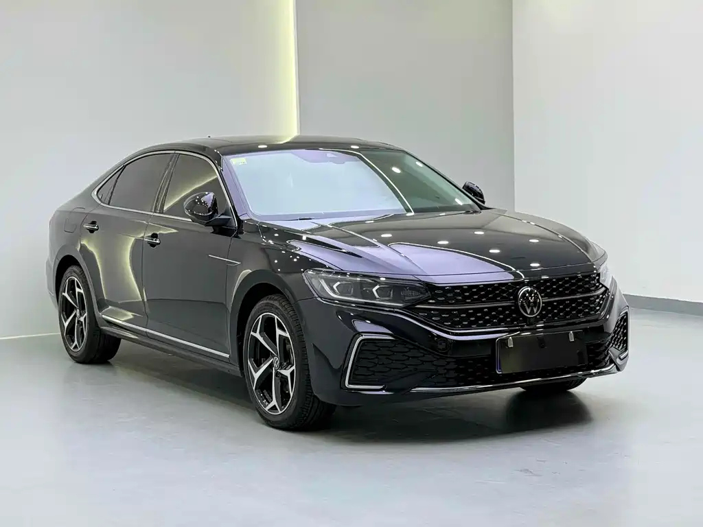 VOLKSWAGEN PASSAT 2024