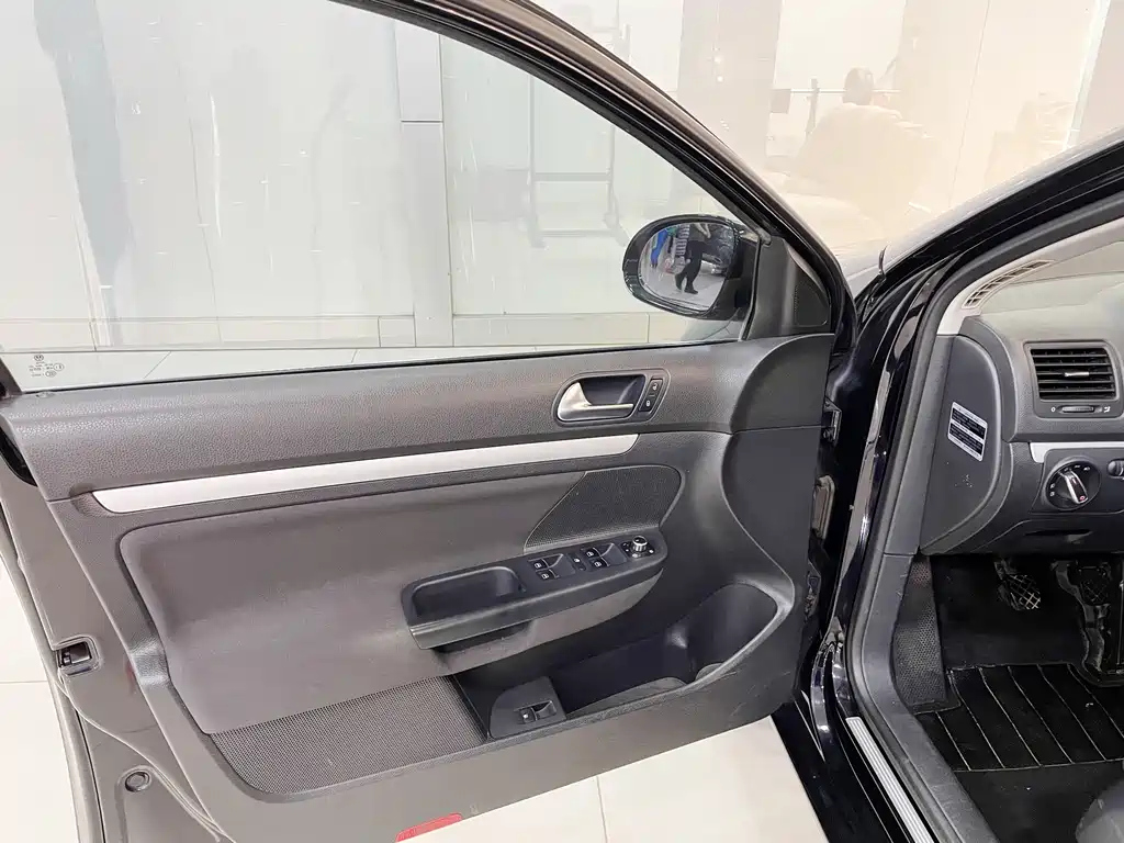VOLKSWAGEN SAGITAR 2011