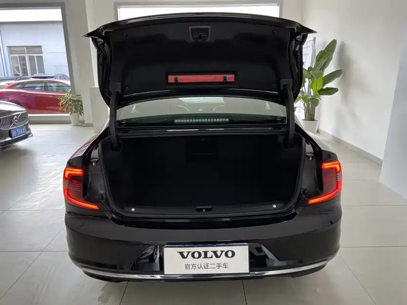 VOLVO S90 2023