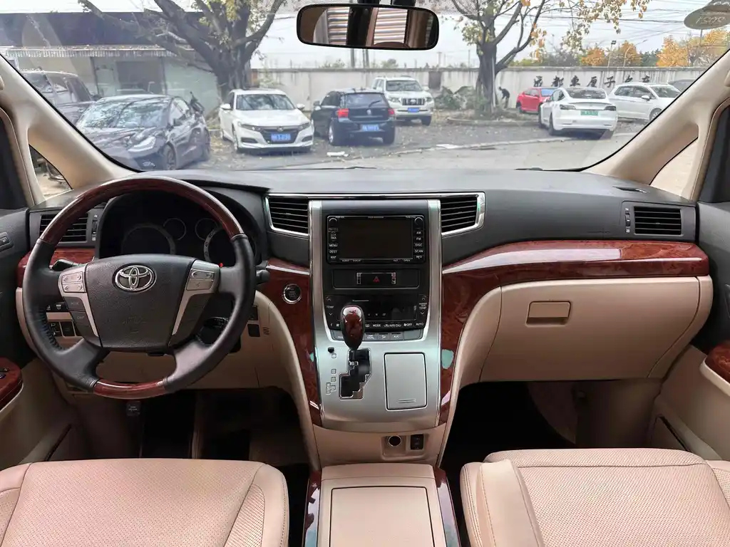 TOYOTA ALPHARD 2011