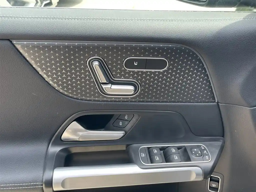 MERCEDES BENZ GLB 2024