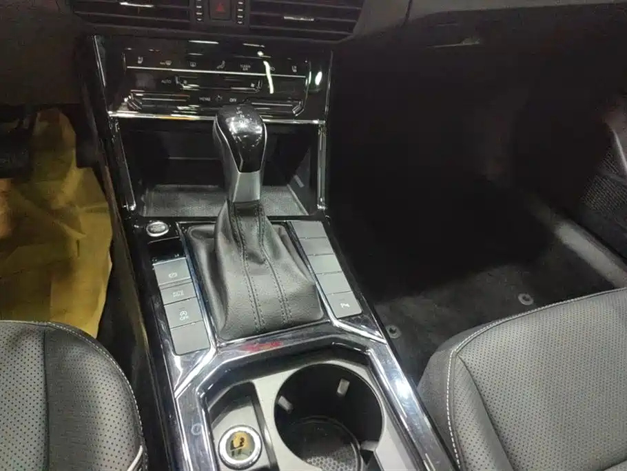 VOLKSWAGEN PASSAT 2024