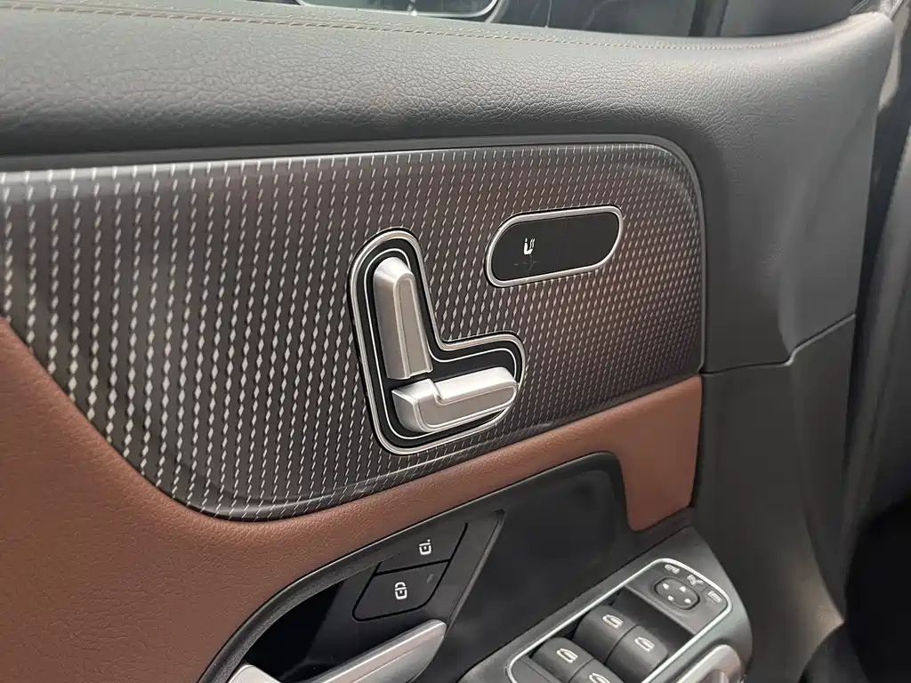 MERCEDES BENZ GLB 2023