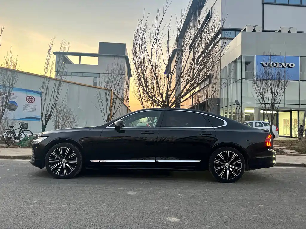 VOLVO S90 2023