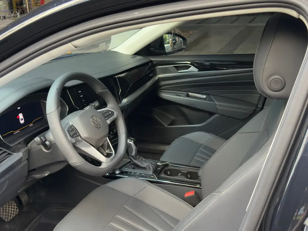 VOLKSWAGEN PASSAT 2024