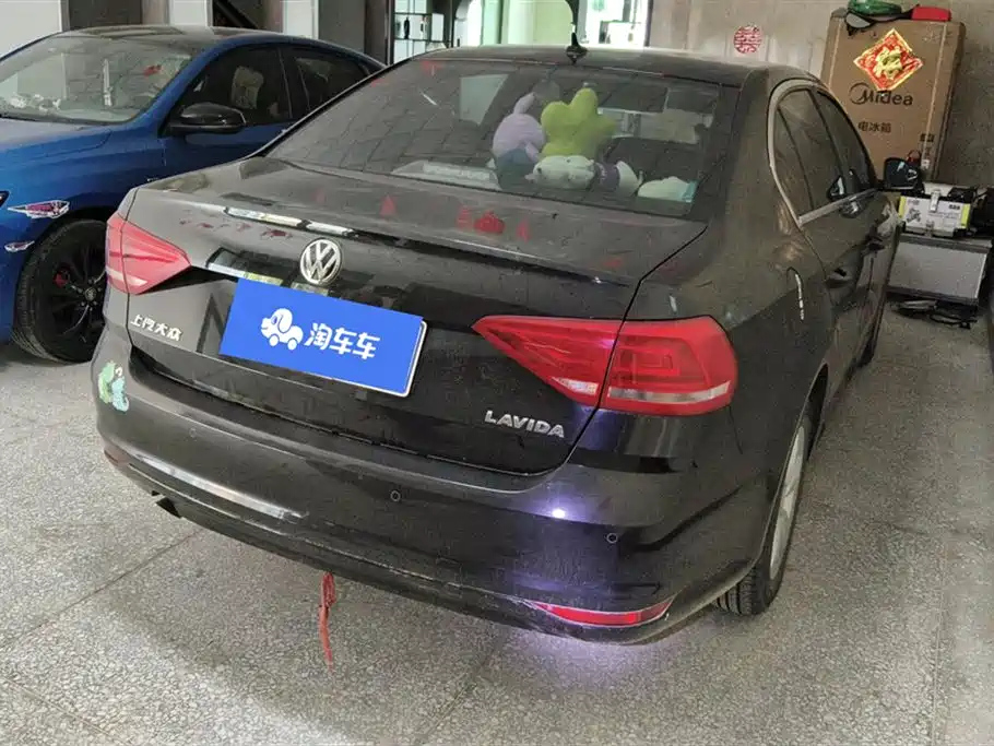 VOLKSWAGEN LAVIDA 2015