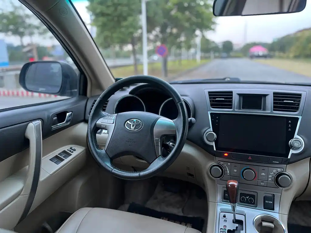 TOYOTA HIGHLANDER 2011
