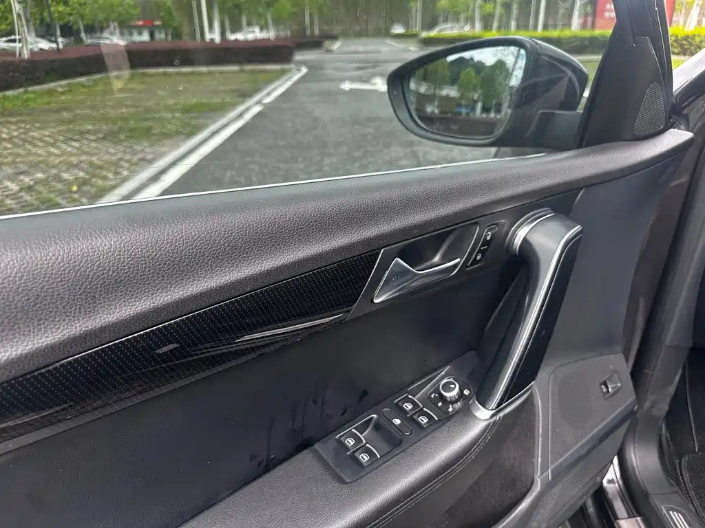 VOLKSWAGEN MAGOTAN 2012