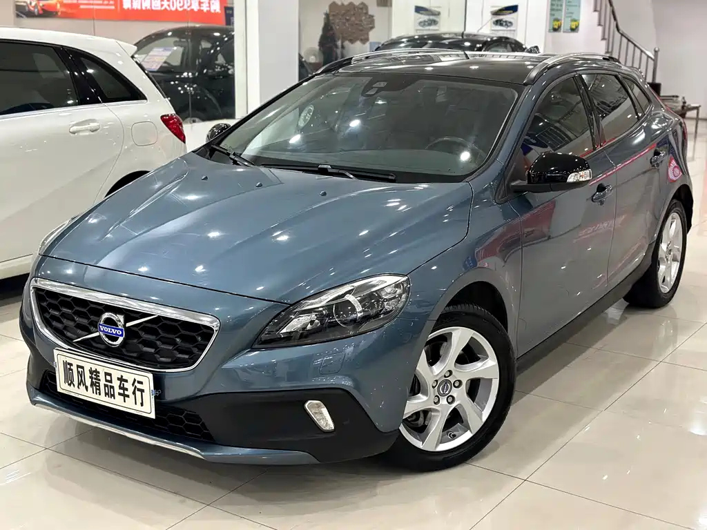 VOLVO V40 2015