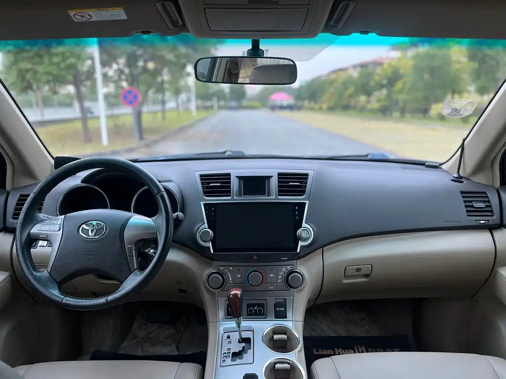 TOYOTA HIGHLANDER 2011