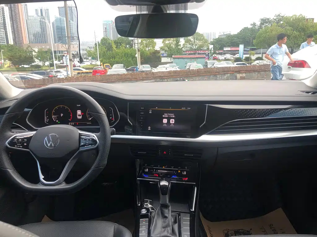 VOLKSWAGEN PASSAT 2024