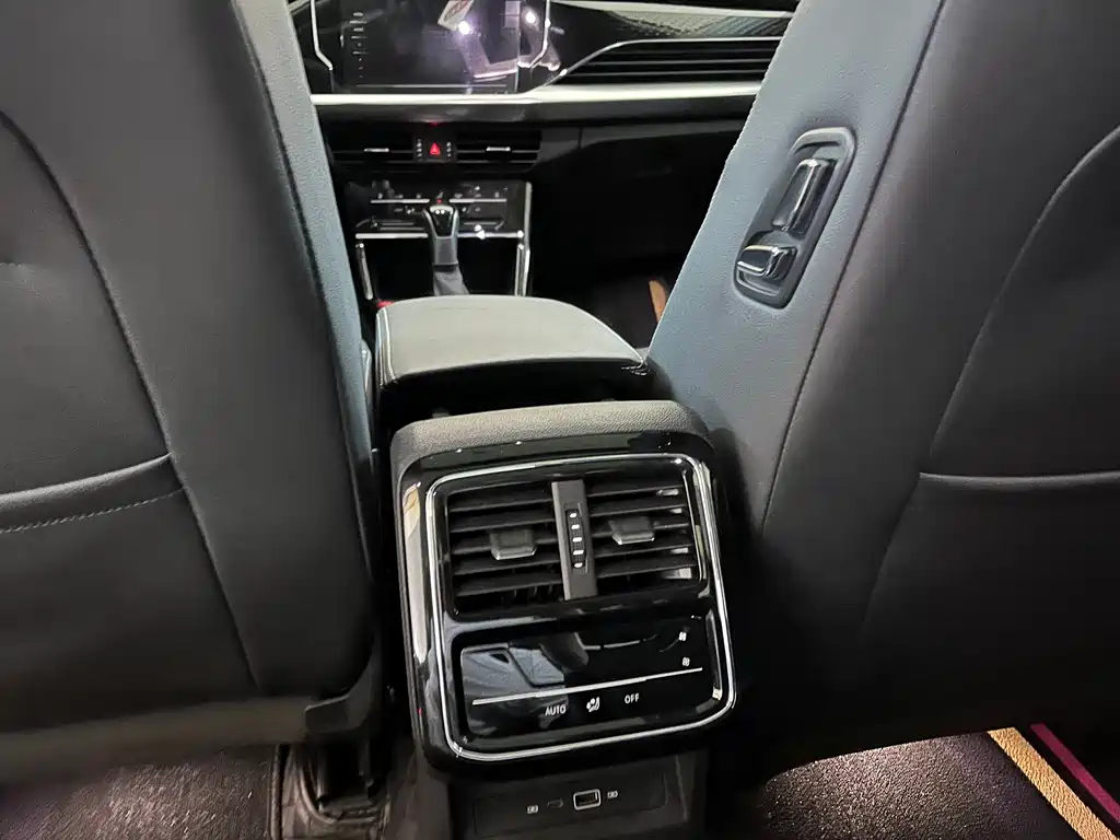VOLKSWAGEN PASSAT 2024