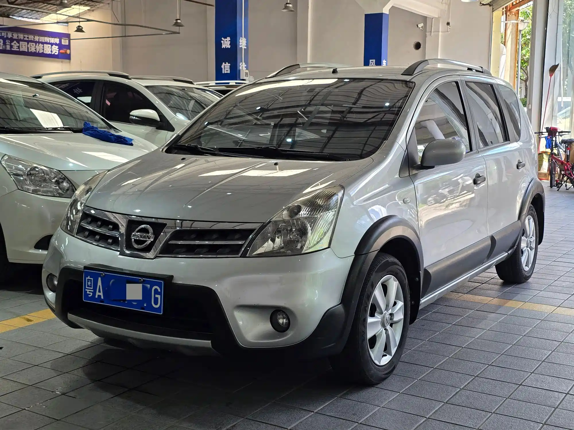 NISSAN LIVINA 2010