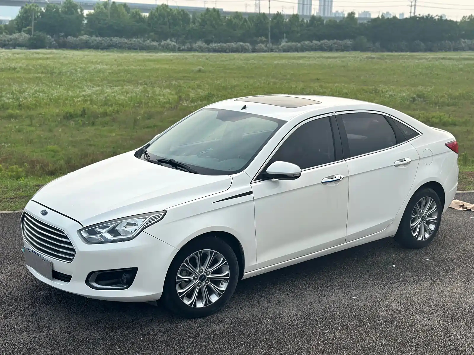 FORD ESCORT 2015