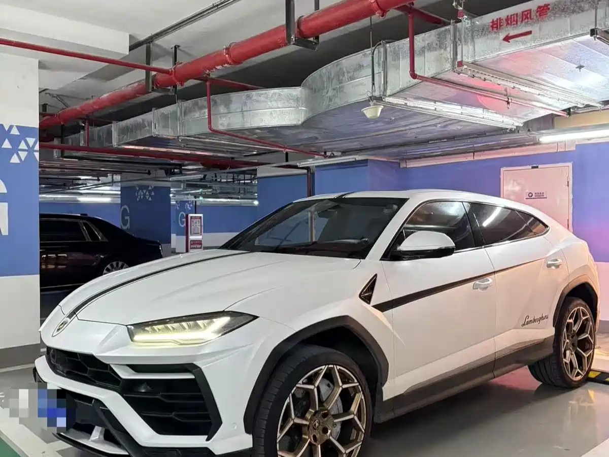 LAMBORGHINI URUS 2021