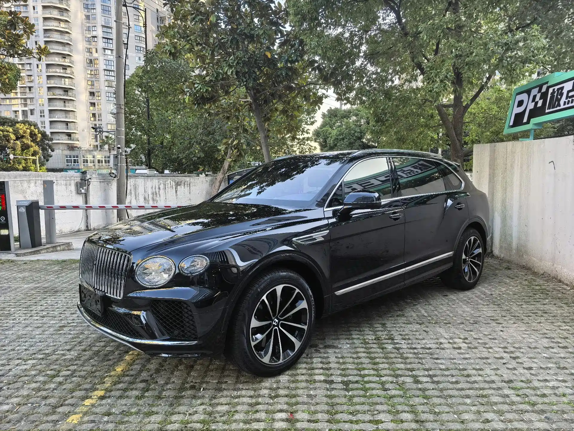 BENTLEY BENTAYGA 2023
