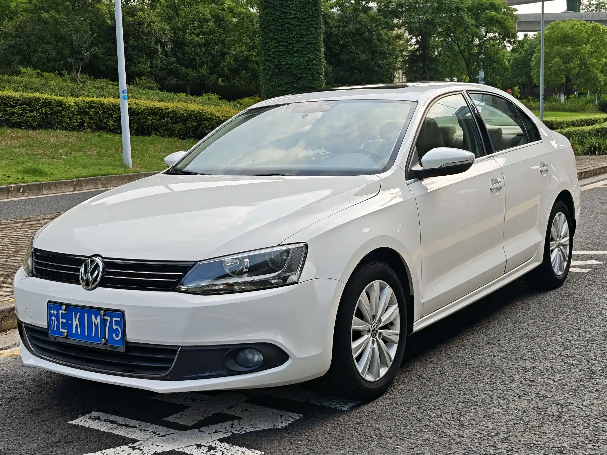 VOLKSWAGEN SAGITAR 2014