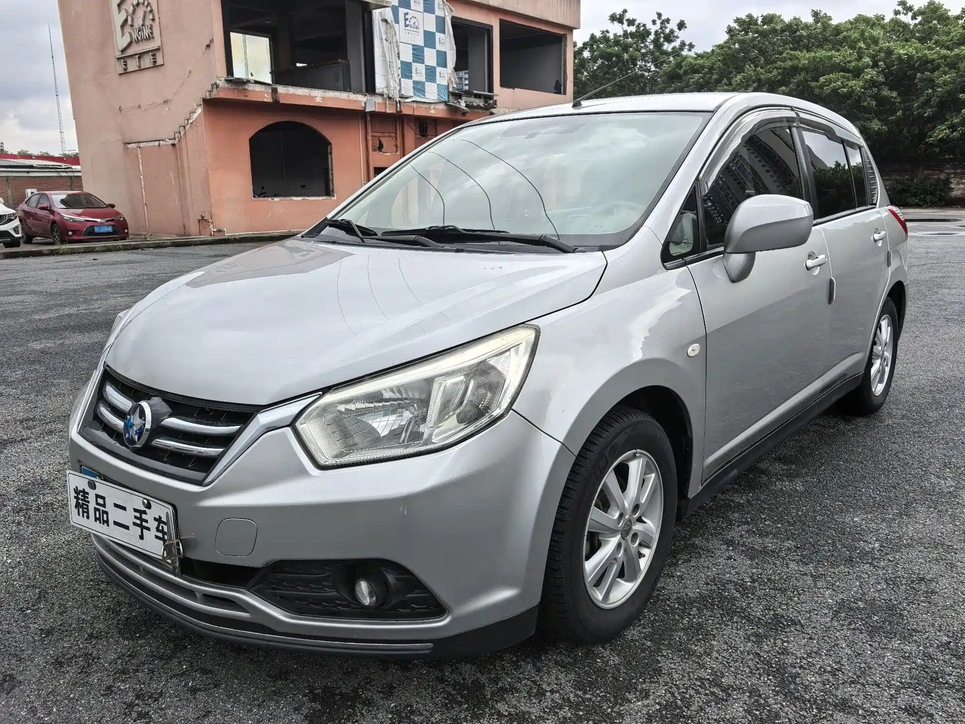 VENUCIA R50 2015