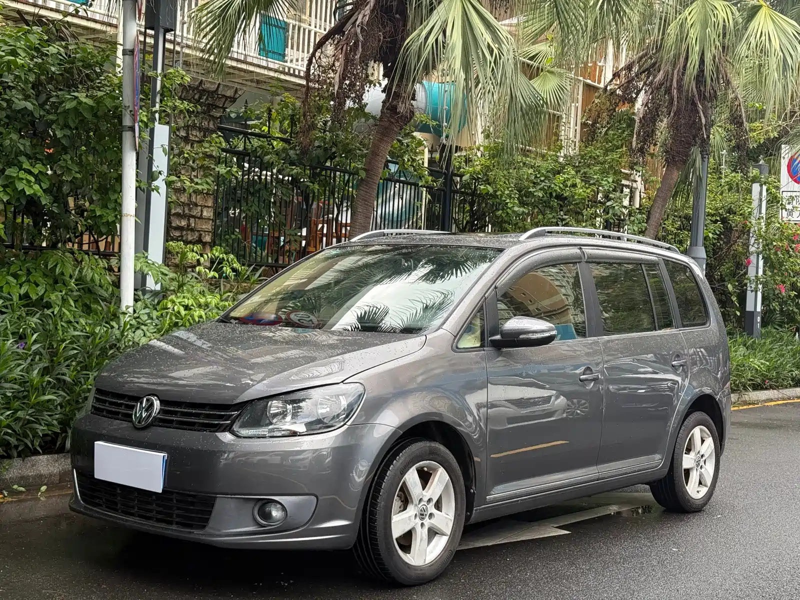 VOLKSWAGEN TOURAN 2011