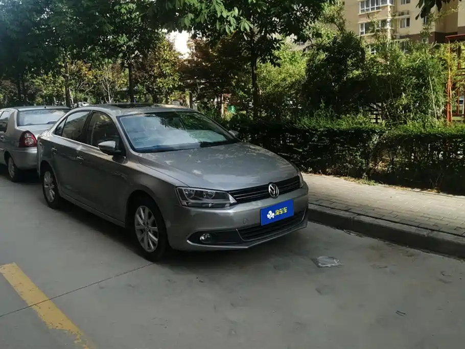 VOLKSWAGEN SAGITAR 2012