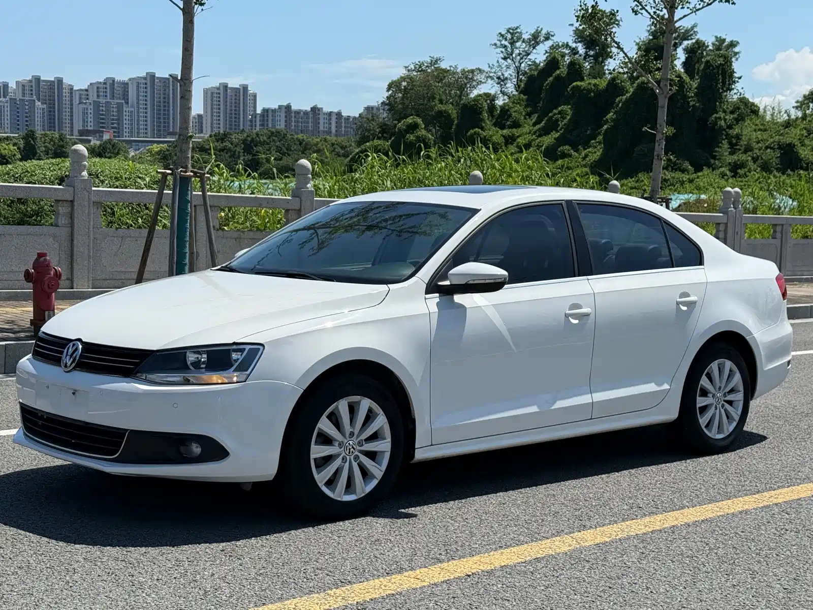 VOLKSWAGEN SAGITAR 2014