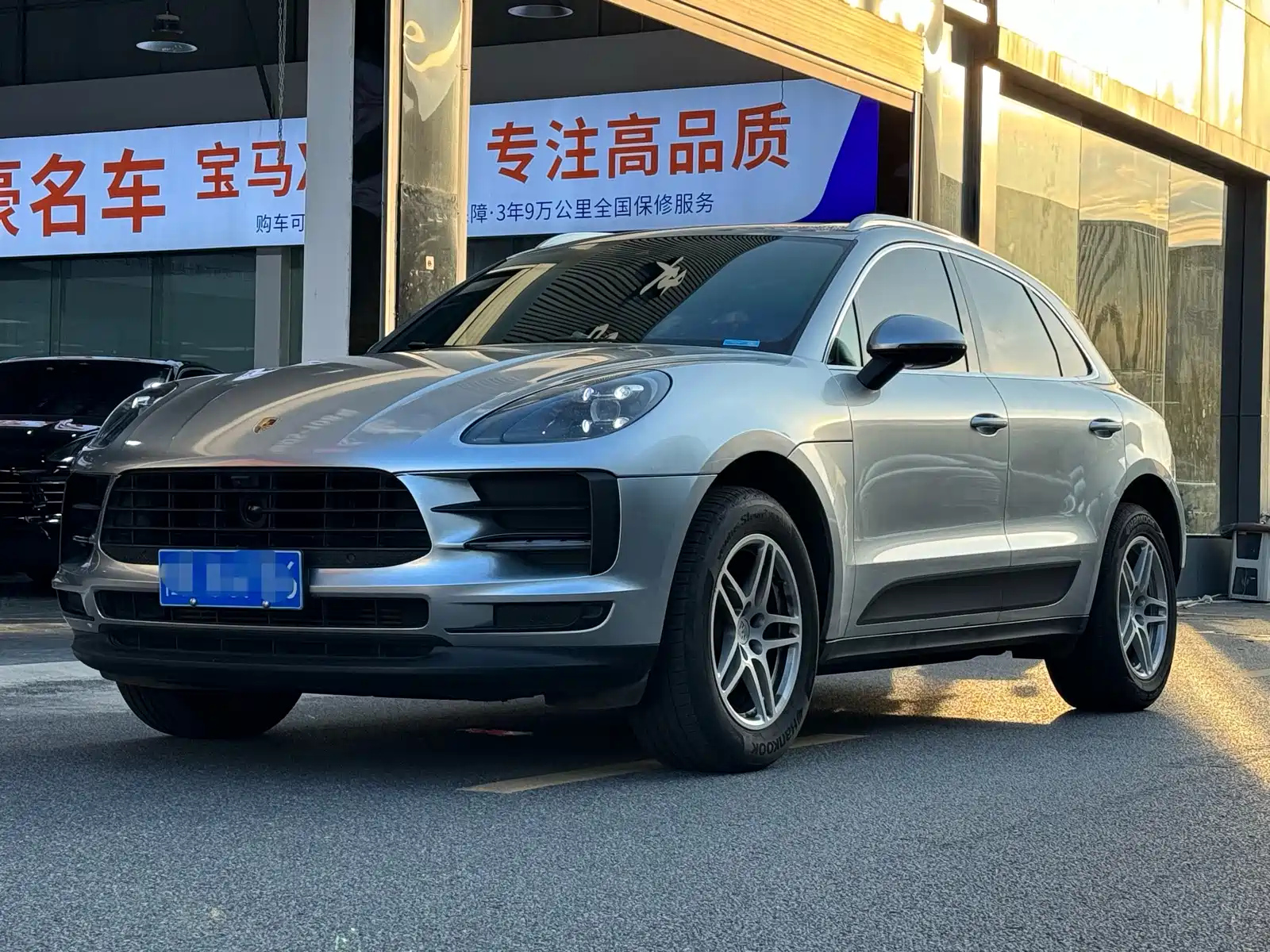PORSCHE MACAN