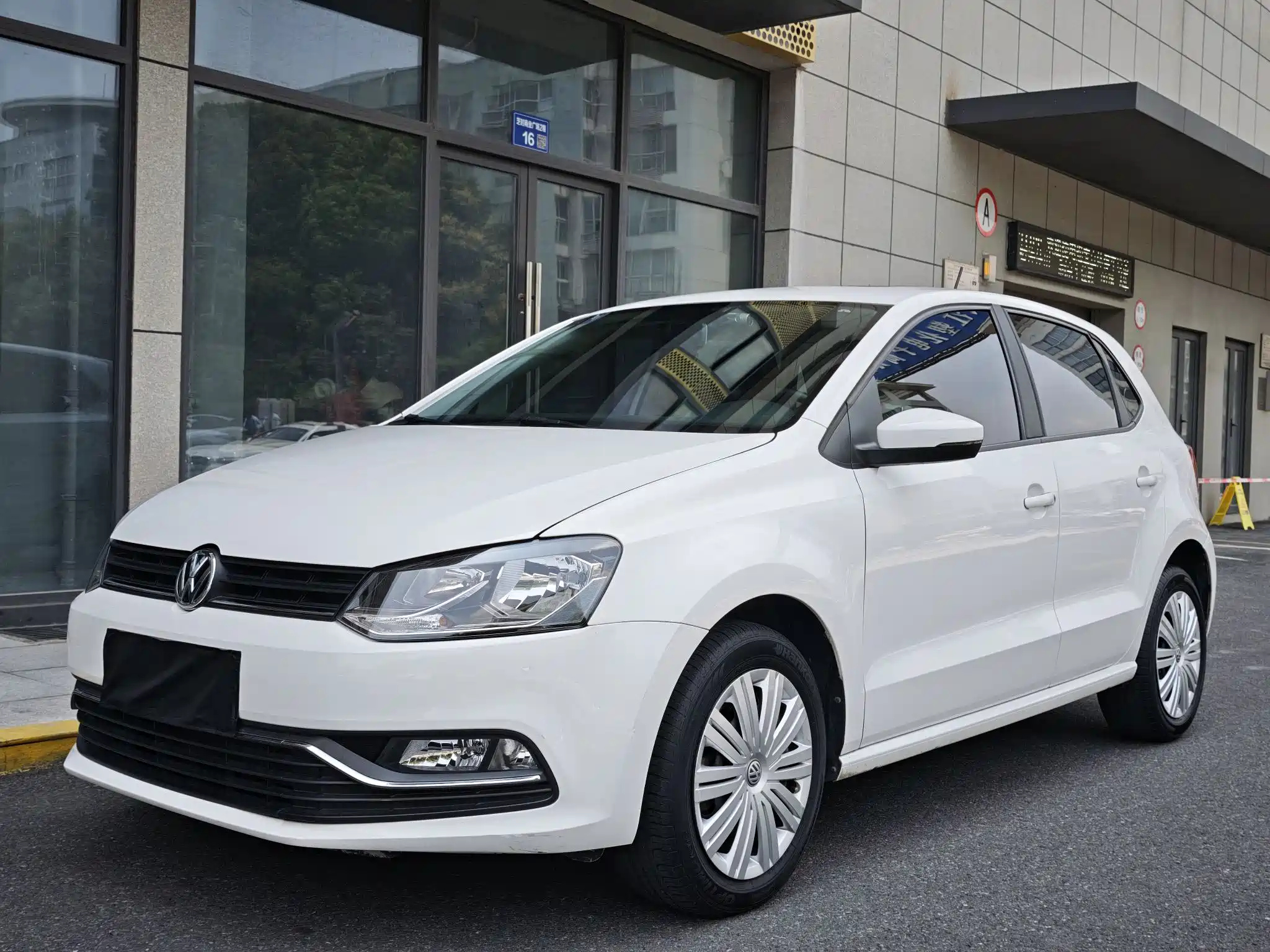 VOLKSWAGEN POLO 2016
