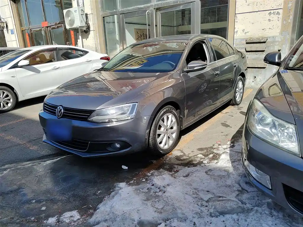 VOLKSWAGEN SAGITAR 2012