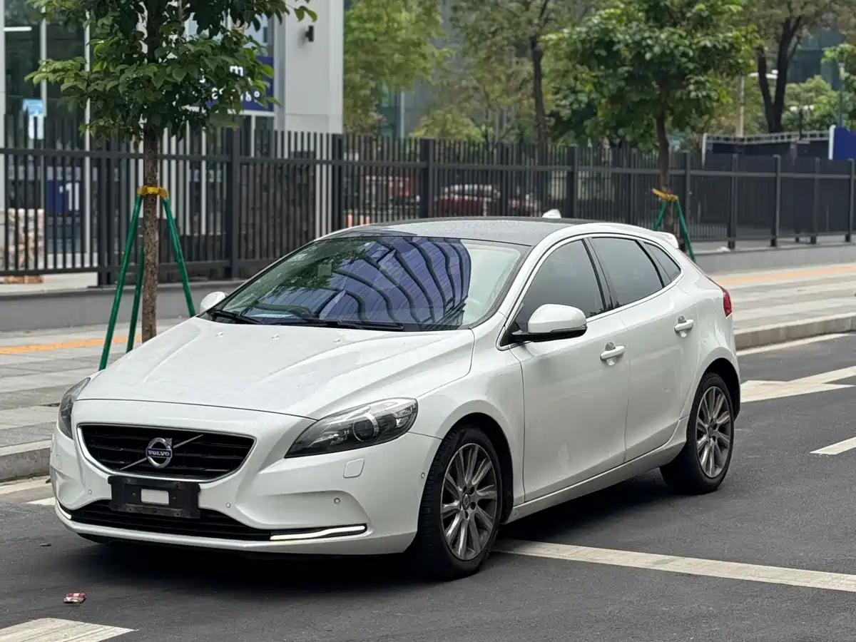 VOLVO V40 2014