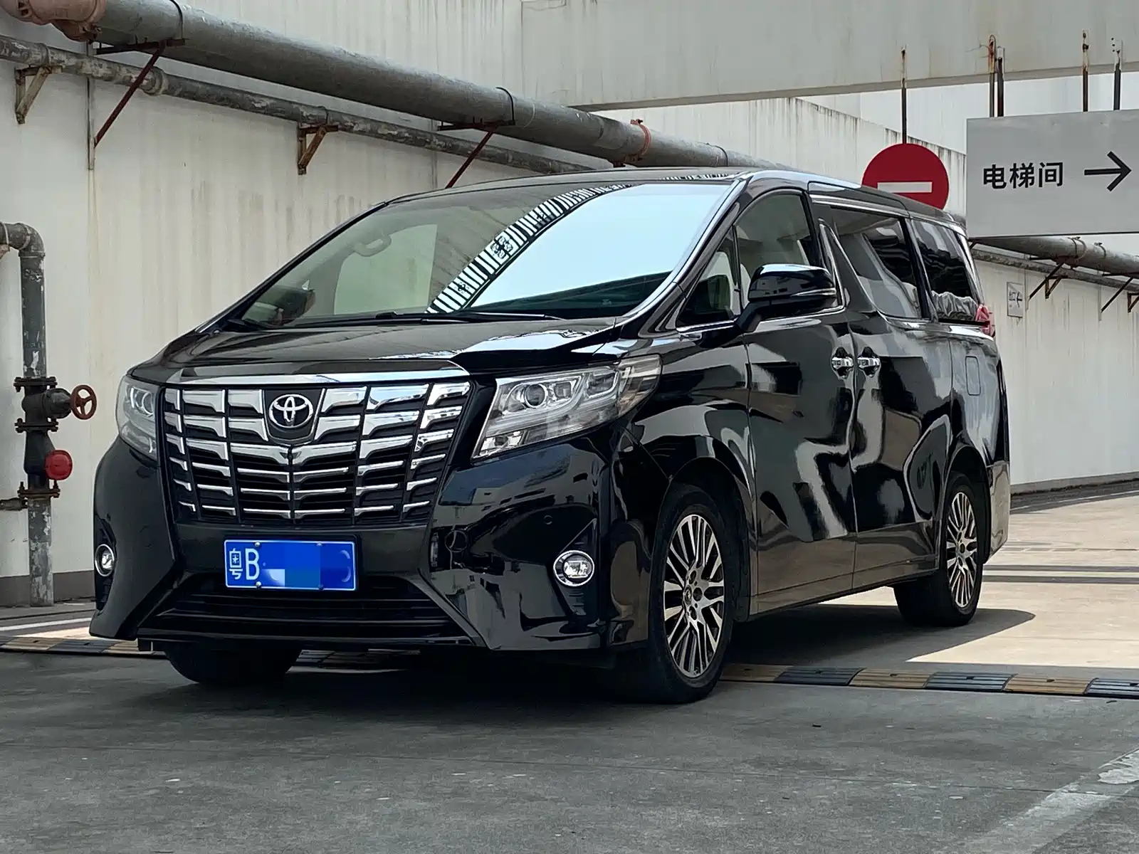 TOYOTA ALPHARD 2015
