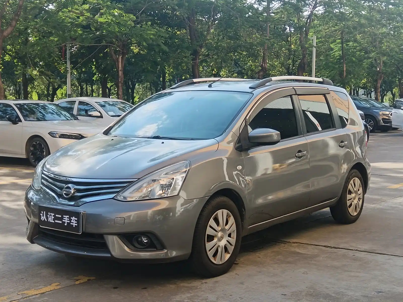 NISSAN LIVINA 2013