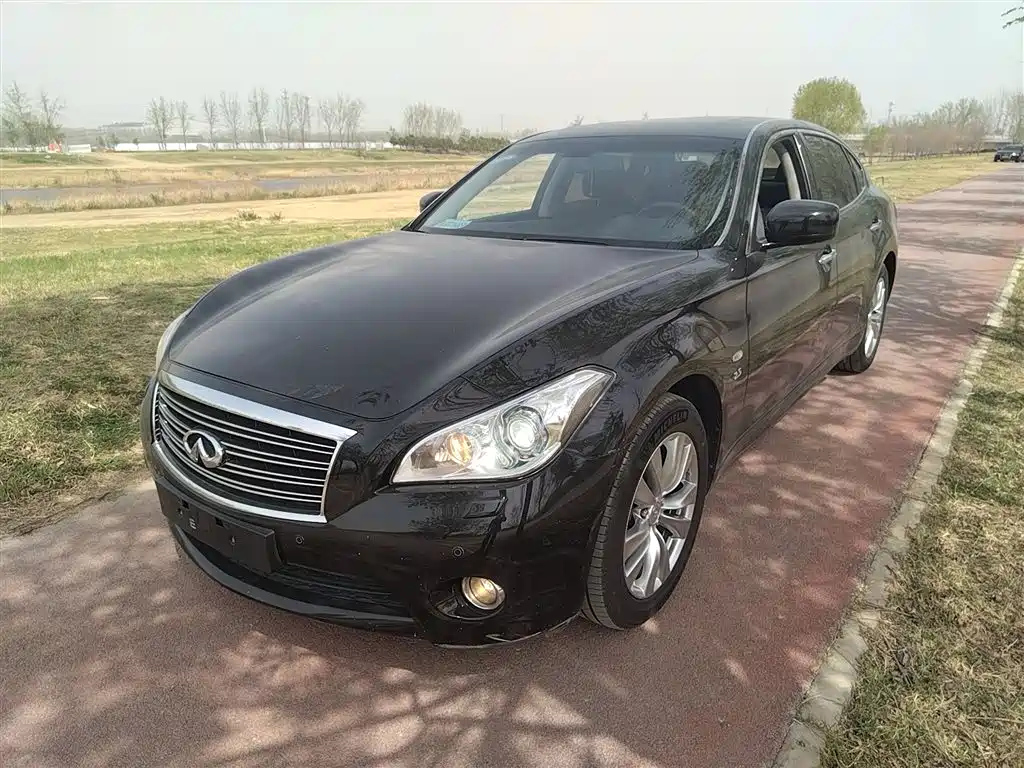 INFINITI Q70 2013