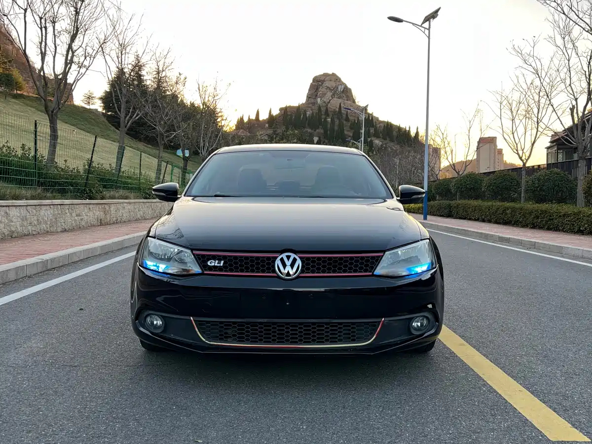 VOLKSWAGEN SAGITAR 2014
