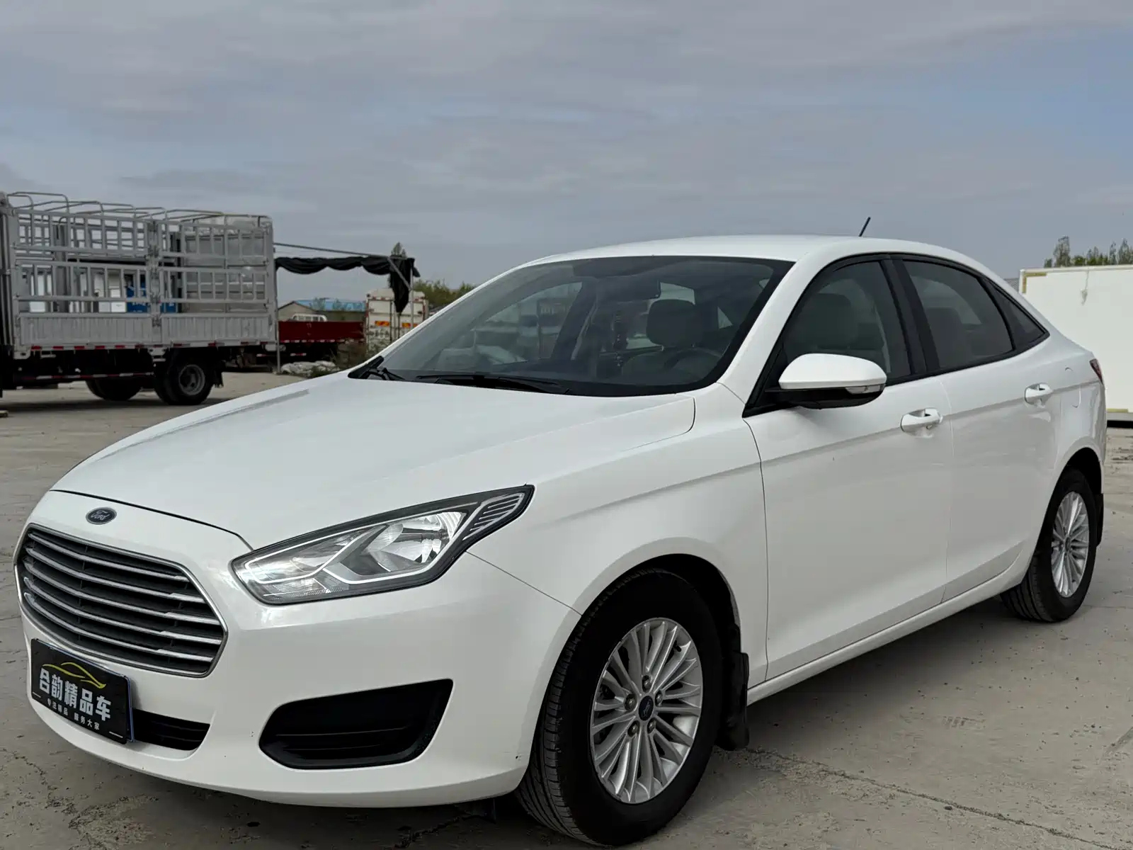 FORD ESCORT 2017