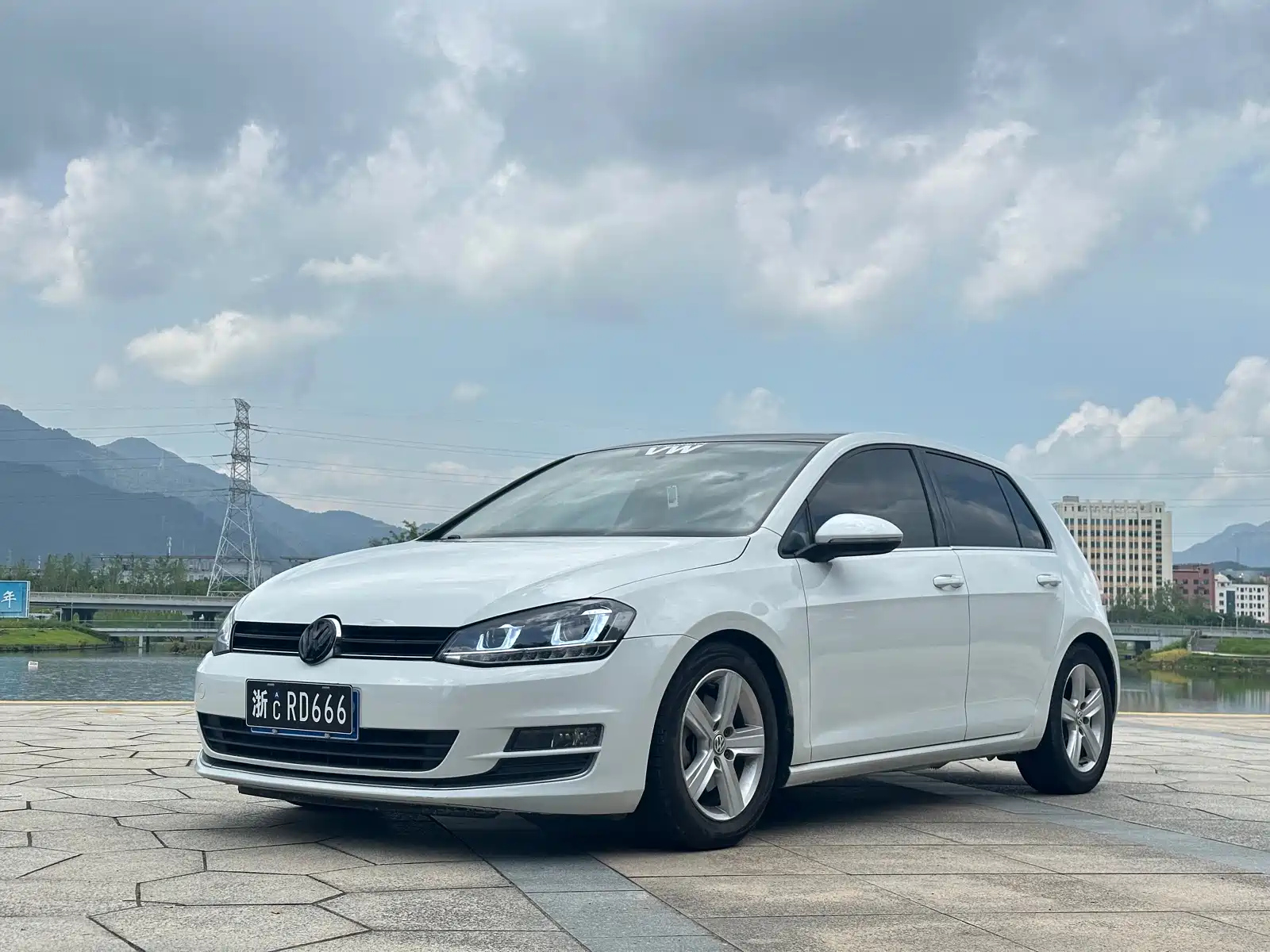VOLKSWAGEN GOLF