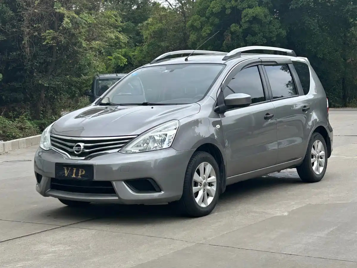 NISSAN LIVINA 2013