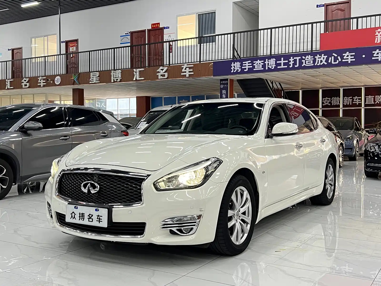 INFINITI Q70 2015