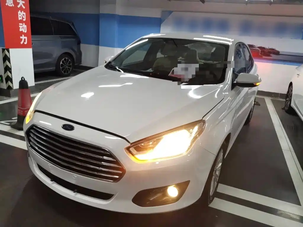 FORD ESCORT 2017