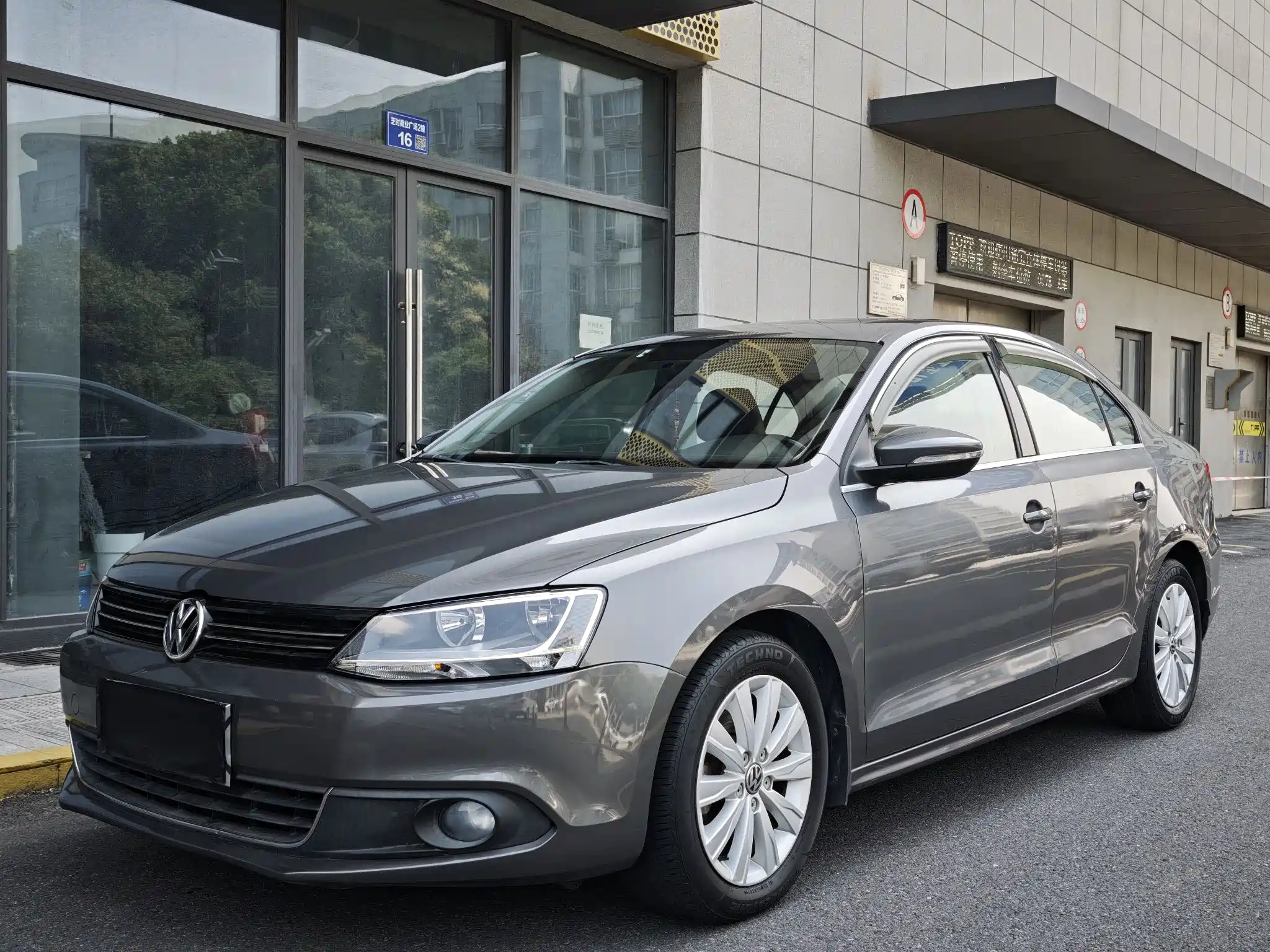 VOLKSWAGEN SAGITAR 2014