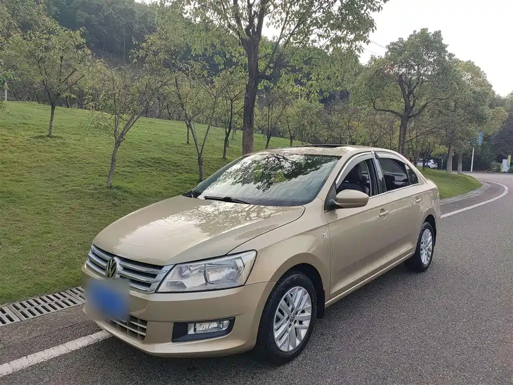 VOLKSWAGEN SANTANA 2013