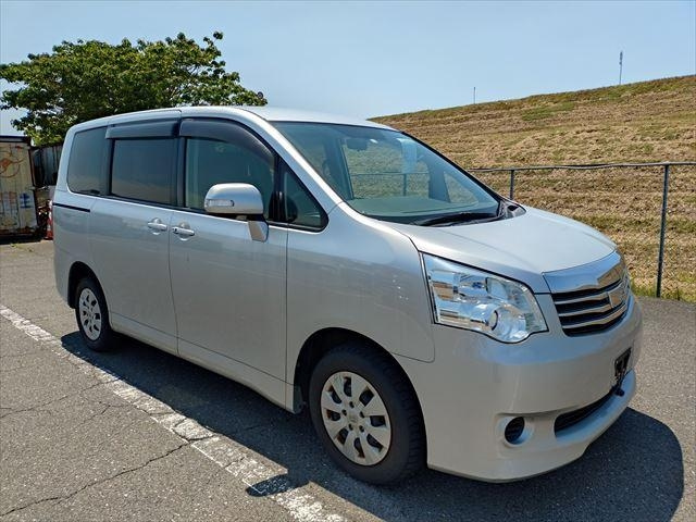 TOYOTA NOAH 2010