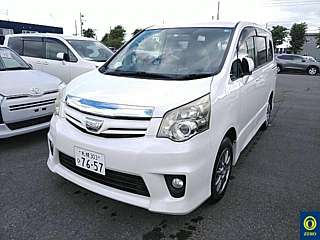 TOYOTA NOAH 2011