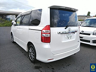 TOYOTA NOAH 2011