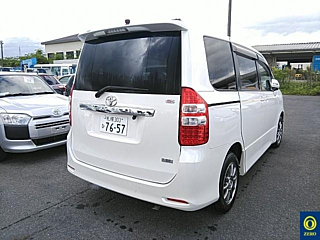 TOYOTA NOAH 2011