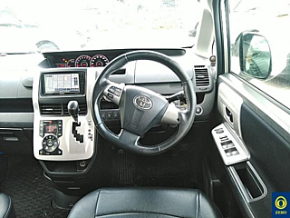 TOYOTA NOAH 2011