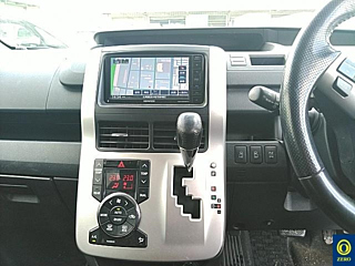 TOYOTA NOAH 2011