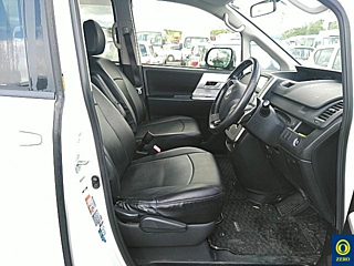 TOYOTA NOAH 2011