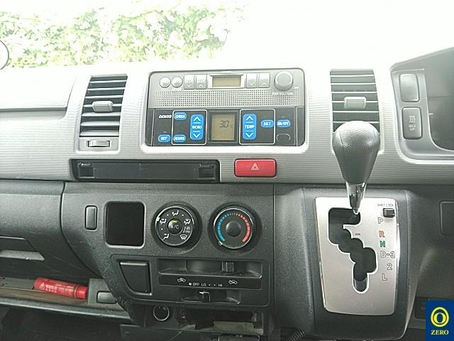TOYOTA HIACE VAN 2010