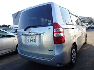 TOYOTA NOAH 2010
